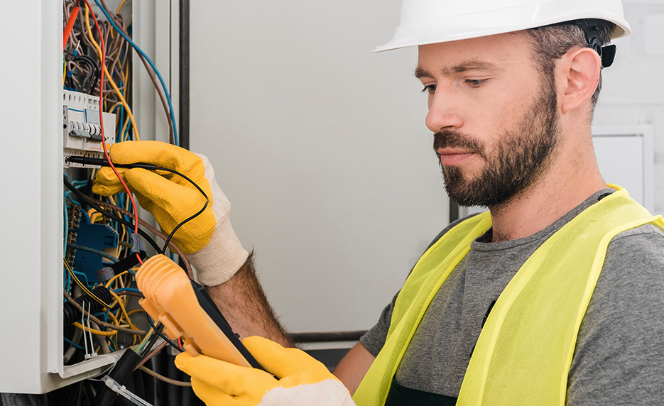 Electrical-Technician-Tools-Included-935x572